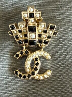 Chanel Coco Mark Pearl Rhinestone Crown Pin Brooche Gold